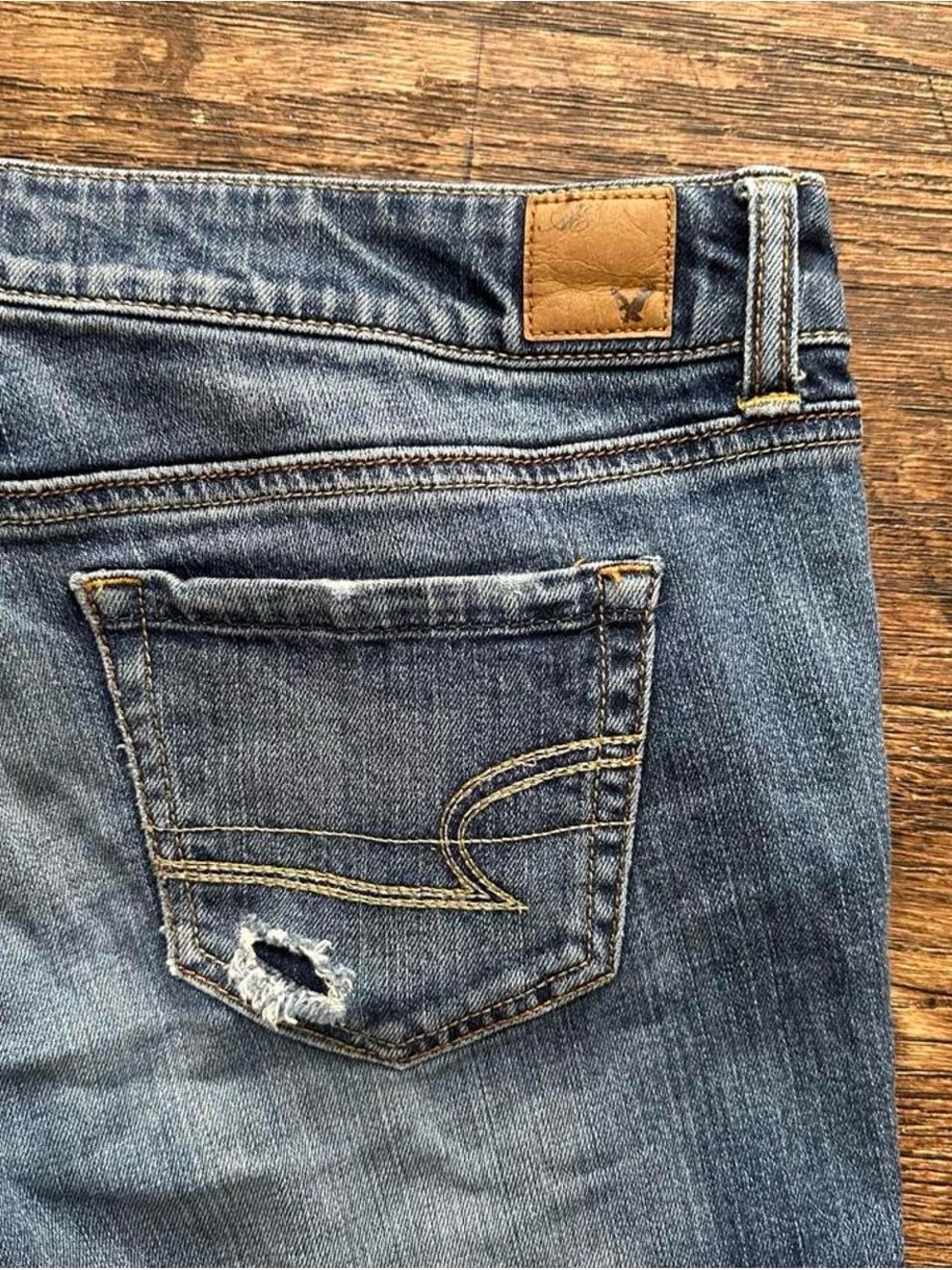 American Eagle Outfitters Women's Straight Leg Jeans in Blue Wash